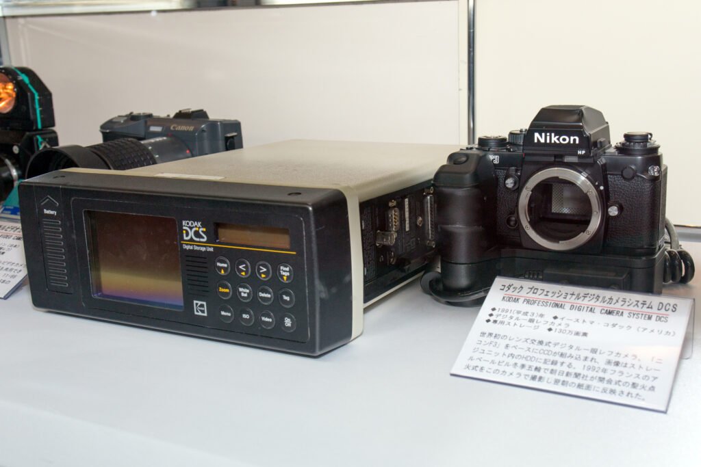 Kodak DCS sustav i Nikon F3, jedan od prvih digitalnih DSLR sustava koji su revolucionirali fotografsku industriju."