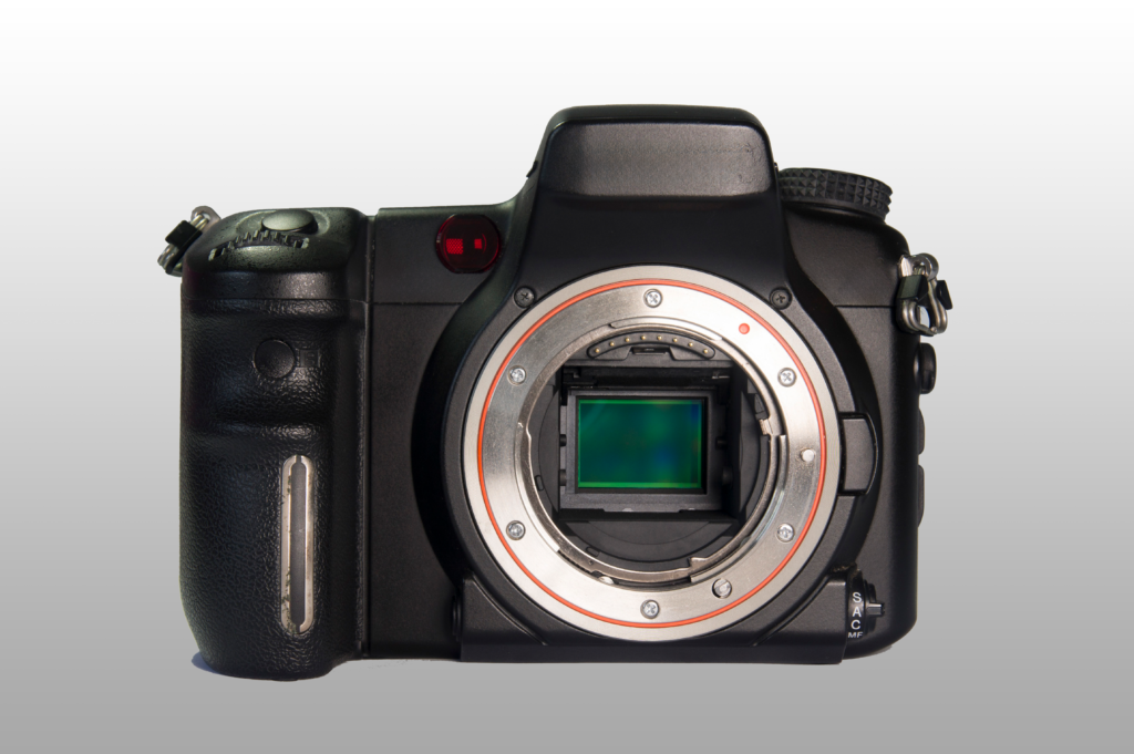 DSLR kamera bez objektiva, otkriva slikovni senzor i unutarnje komponente. Prikaz DSLR kamere s uklonjenim objektivom i vidljivim slikovnim senzorom.