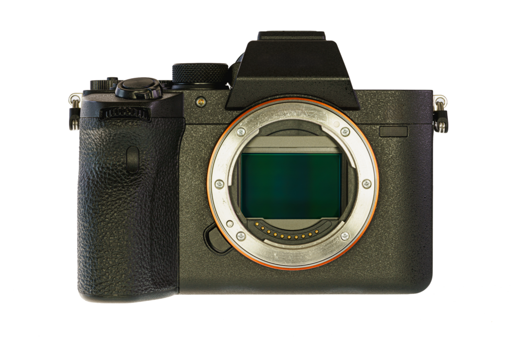 Pogled sprijeda na mirrorless kameru bez objektiva s vidljivim slikovnim senzorom. Mirrorless kamera s uklonjenim objektivom, prikazuje slikovni senzor u prednjem dijelu.