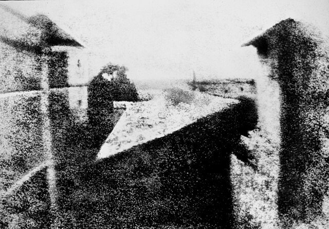 "Pogled s prozora u Le Grasu, prva poznata fotografija u povijesti, snimljena od strane Josepha Nicéphorea Niépcea pomoću heliografskog procesa."