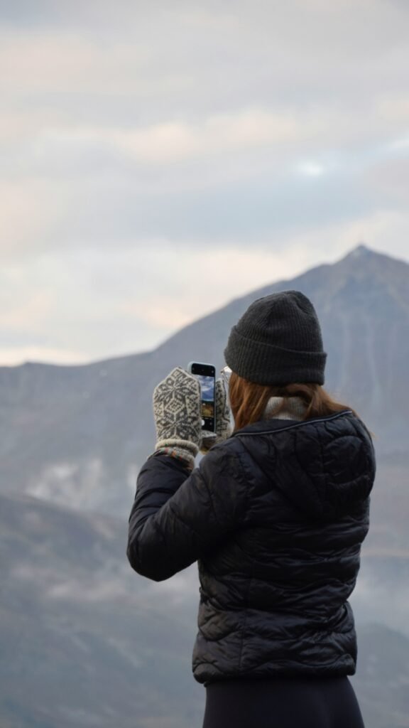 "Fotograf snima dinamičnu scenu pomoću pametnog telefona, iskorištavajući napredne mogućnosti mobilne fotografije."