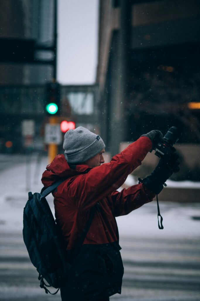 „Fotograf snima s mirrorless kamerom tijekom putovanja (prikazuje jednostavnost korištenja).“ Fotograf koristi mirrorless kameru tijekom putovanja, prikazuje jednostavnost korištenja i kompaktnost opreme.