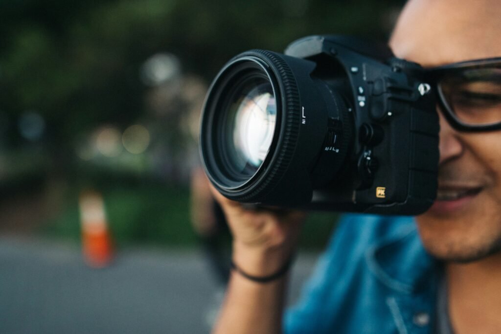 "Fotograf koristi DSLR fotoaparat za snimanje događaja, fokusirajući se na trenutke i emocije."