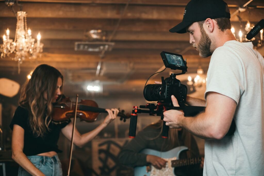 Mirrorless kamera na stabilizatoru – savršena kombinacija za stabilne i kvalitetne video snimke. Videograf koristi mirrorless kameru montiranu na stabilizator, prikazuje profesionalnu video opremu i mobilnost.