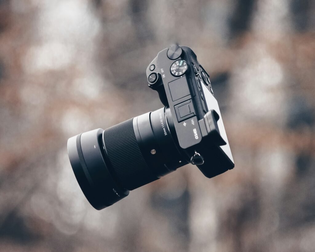 "Moderna bezrcalna kamera s naprednim objektivom, savršena za profesionalnu i amatersku fotografiju."