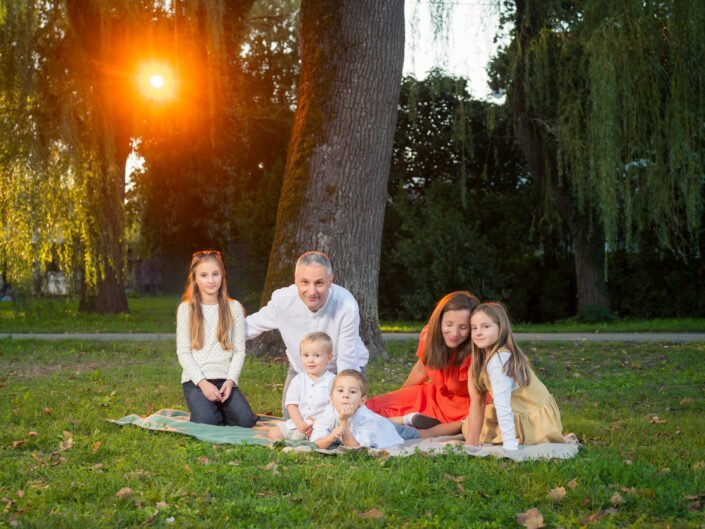 obiteljska fotografija zagreb park obitelj na dekici prirodno svjetlo