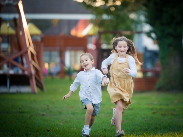 djeca trče zajedno park zagreb lifestyle obiteljsko fotografiranje