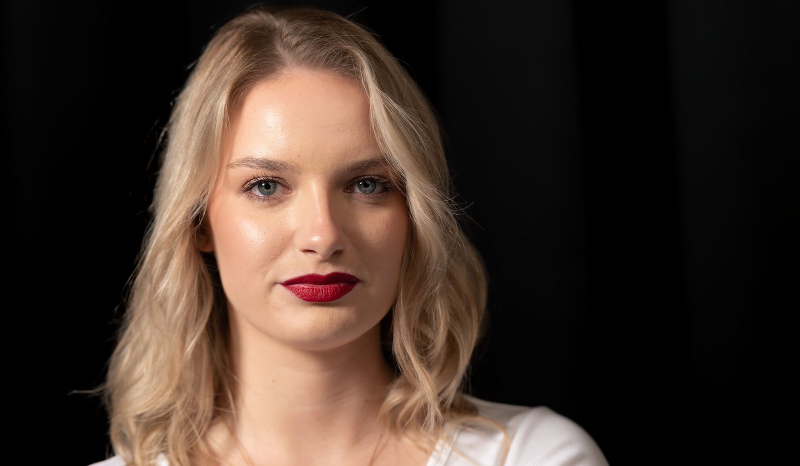 elegantan studio portret žene fotograf Zagreb profesionalna portretna fotografija